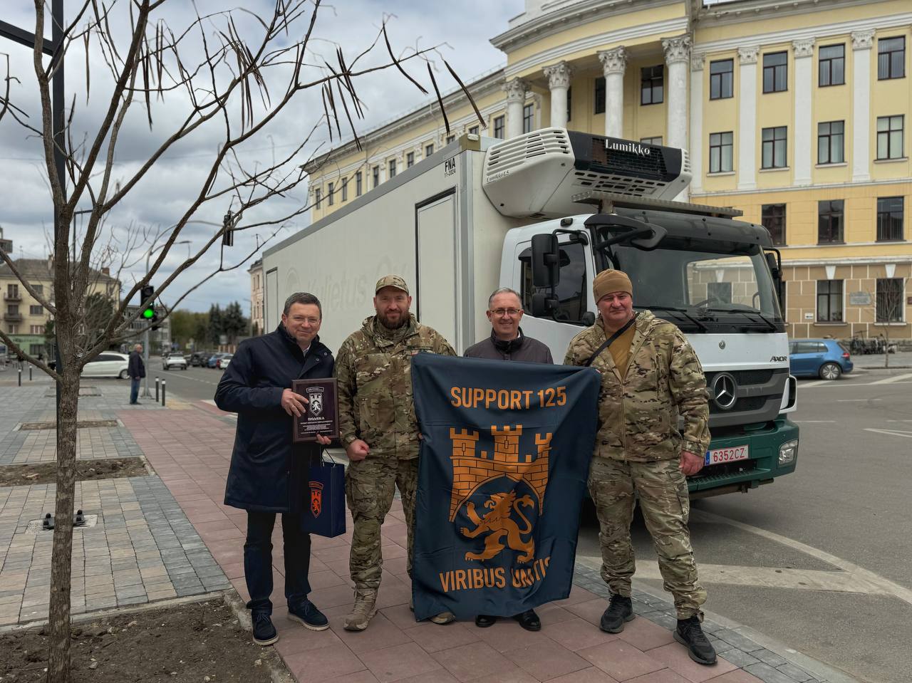 Rektor TNPU Bohdan Buiak, kerivnyk volonterskoho tsentru Ivan Kaplun razom z viiskovymy 125 OVMBr